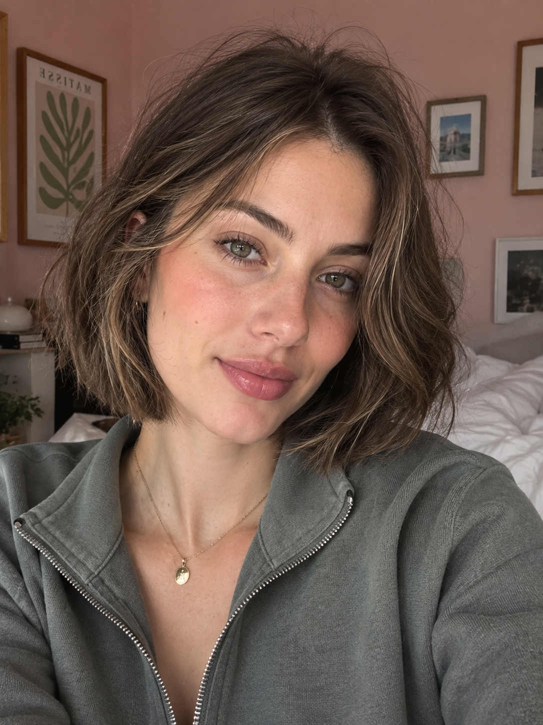 How to create an inward-curled style using a flat iron？